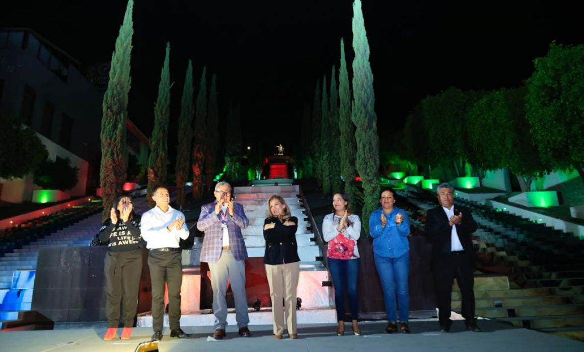Iluminan las escalinatas como reconocimiento a labor del magisterio