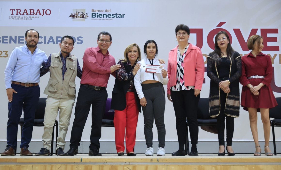 Entregó Lorena Cuéllar tarjetas de Jóvenes Construyendo el Futuro