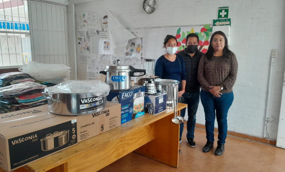 Equipa SEDIF desayunadores escolares en Chiautempan