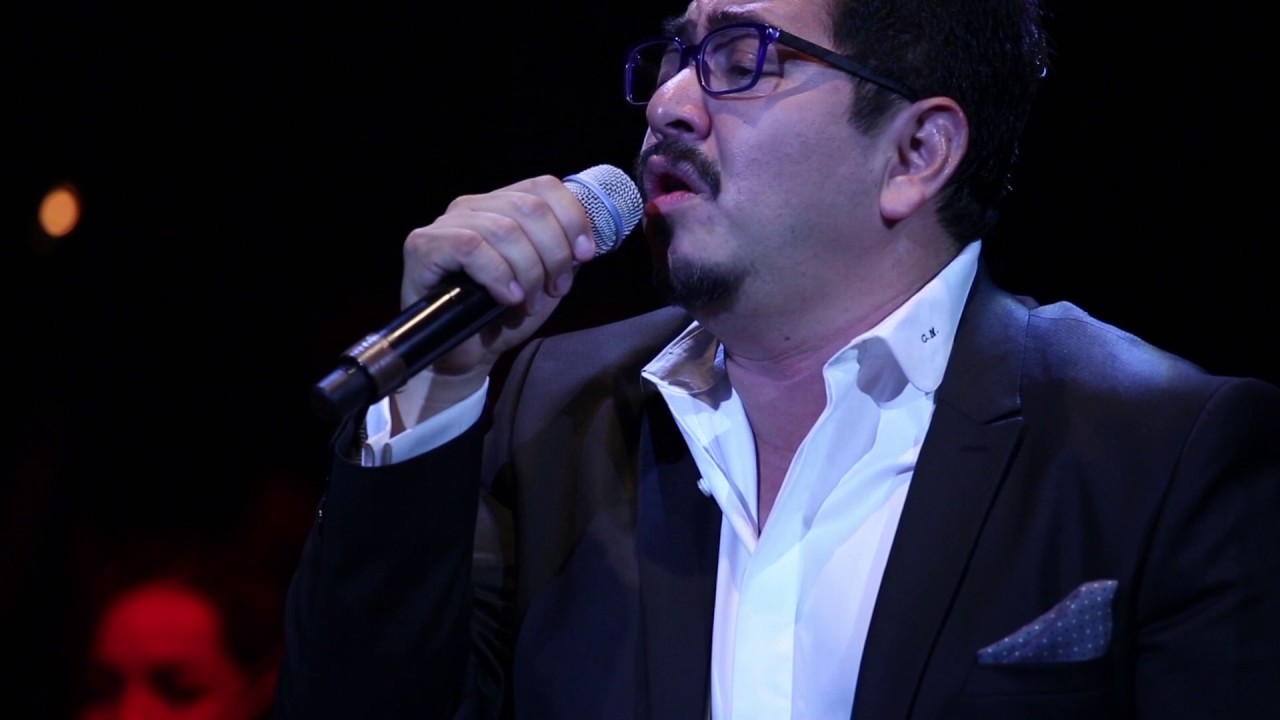 Enamora Carlos Macías a mamás tlaxcaltecas en el Teatro Xicohténcatl