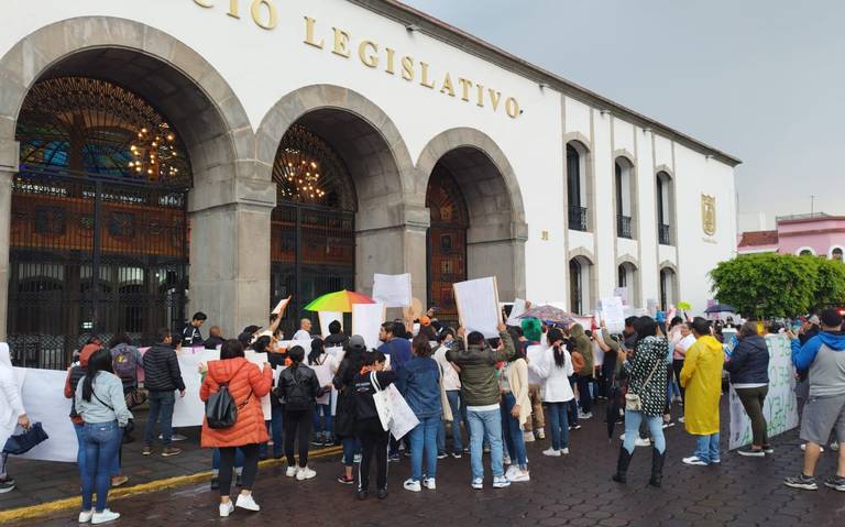 Manifestante exige normativas en pro de animales de compañía en Tlaxcala