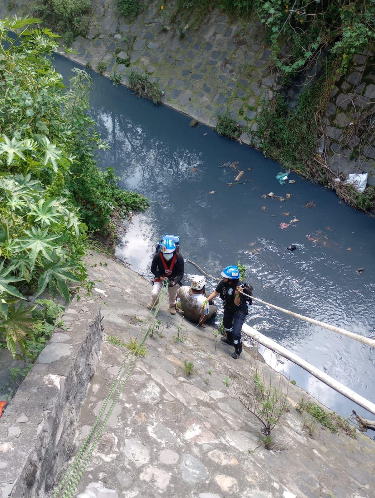 Rescatan a masculino que cayó al Canal de San Pablo del Monte