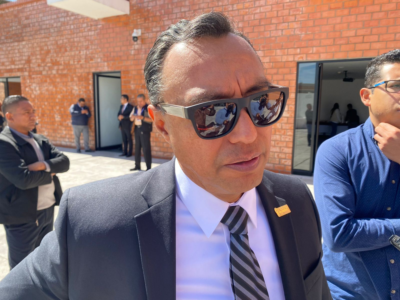 Identifican a sujeto que colocó mantas con amenazas en la capital 