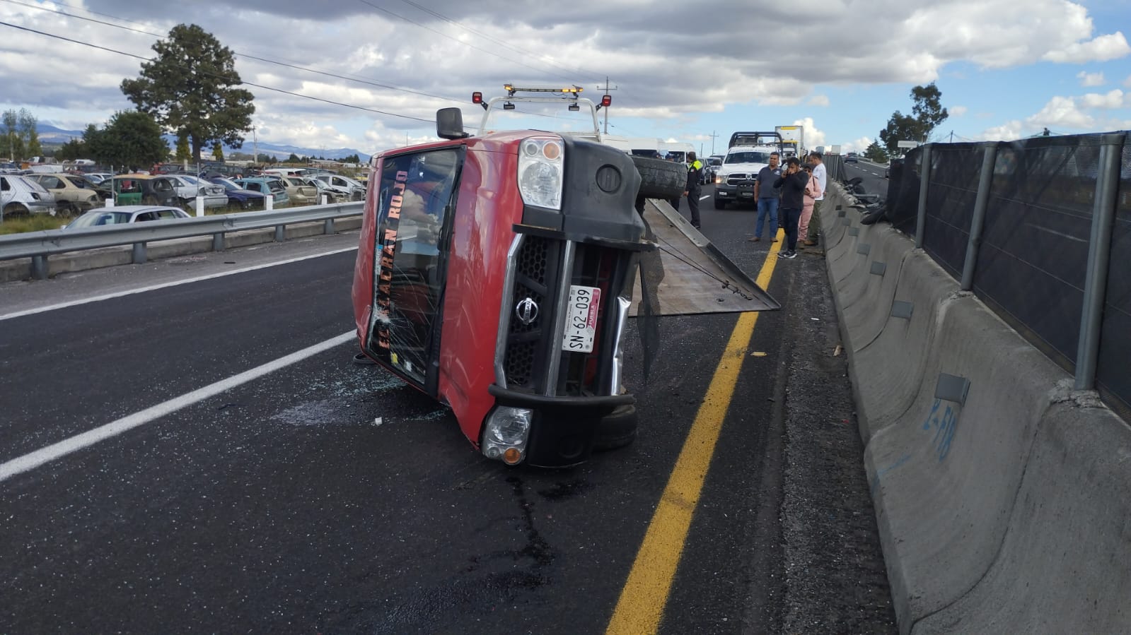 Poblanos sobreviven a aparatoso accidente, en Xaloztoc: un tráiler los sacó del camino
