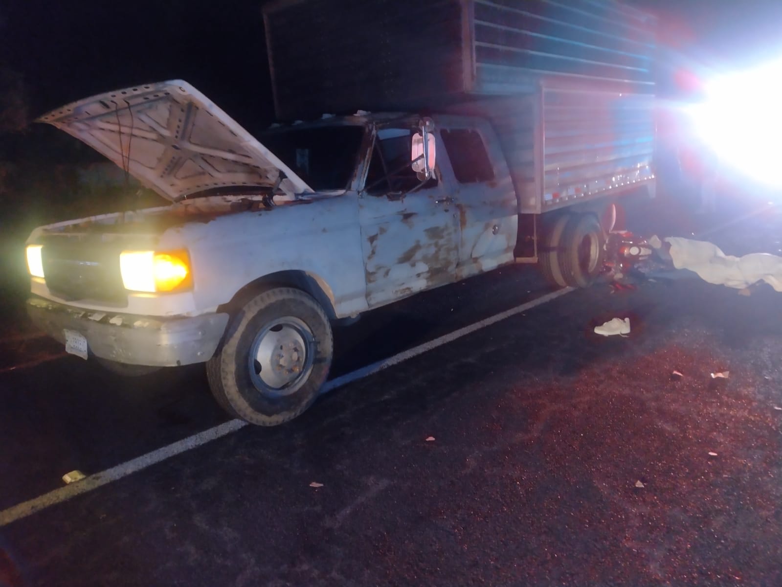 Choque entre camioneta de carga y motocicleta, cobra la vida de un hombre, en Tlaxco