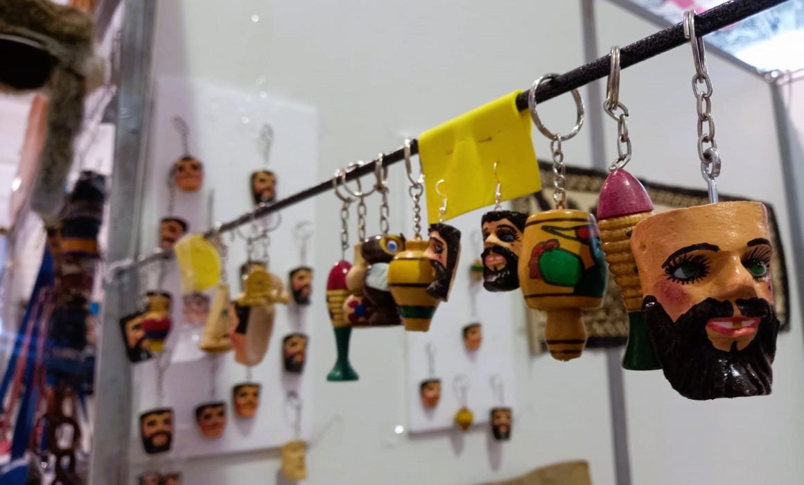 Visitantes adquieren productos artesanales en la Feria de Tlaxcala 2023