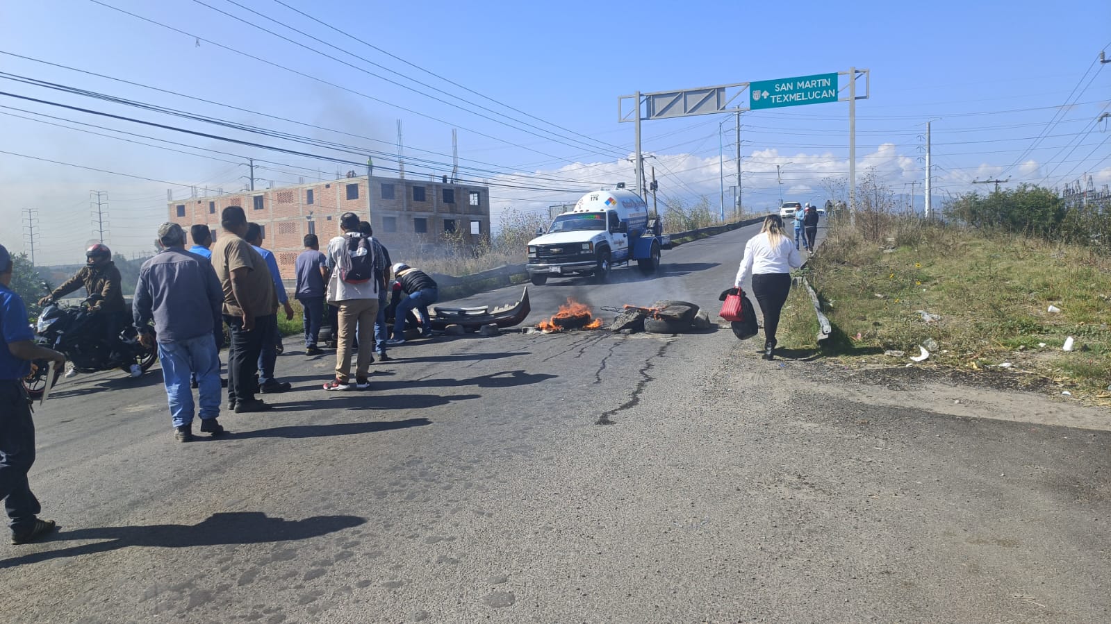 Protesta ciudadana genera caos vehicular: exigen 12 topes en carretera Villa Alta-Texmelucan