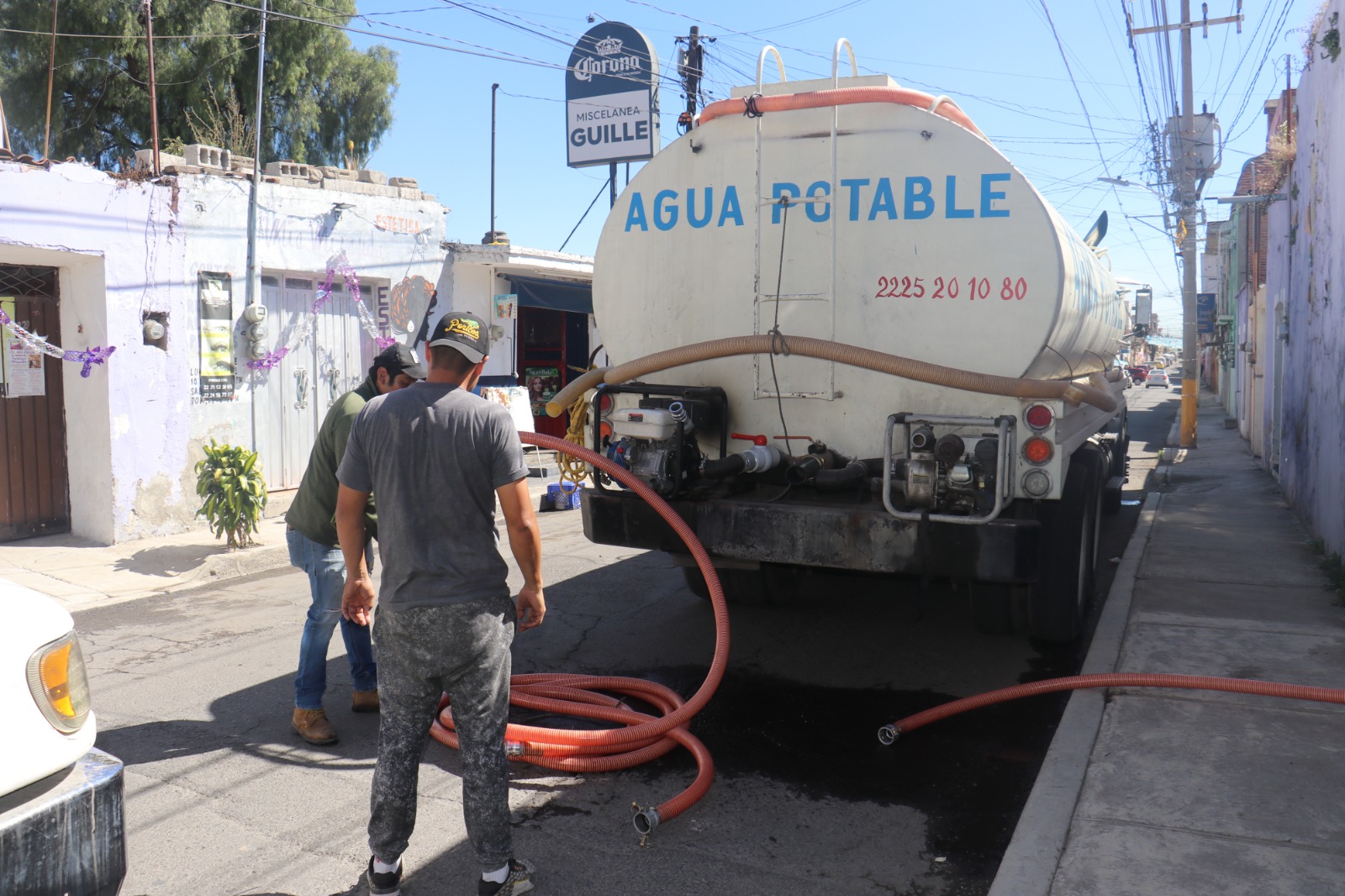 Paola Angon cumple el compromiso de abastecer agua a vecinos de los Barrios de Jesús y Santiago