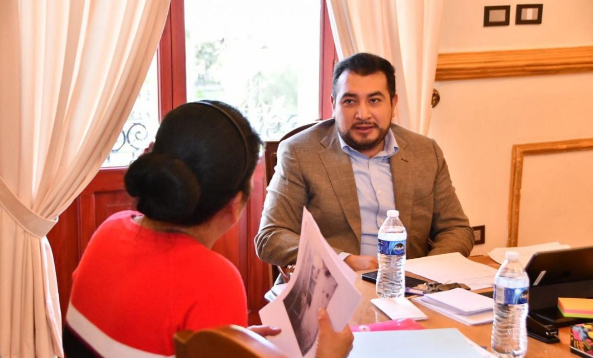 Atiende Salvador Santos a población en tercer audiencia ciudadana
