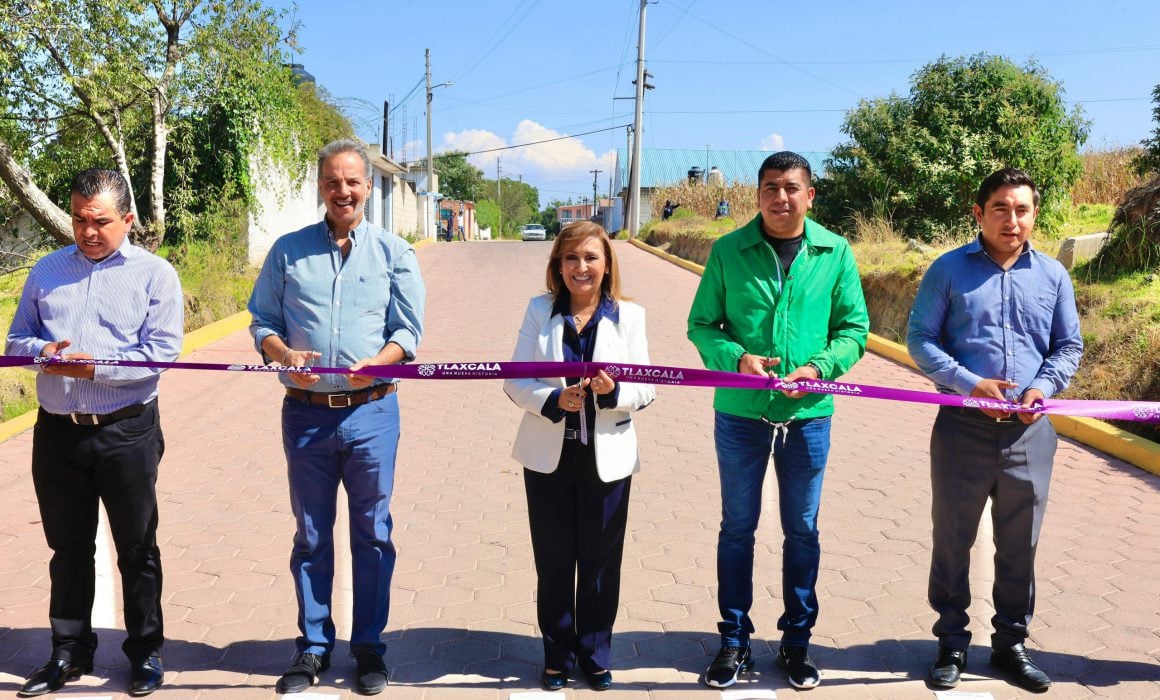 Entrega Lorena Cuéllar obras públicas en Cuaxomulco