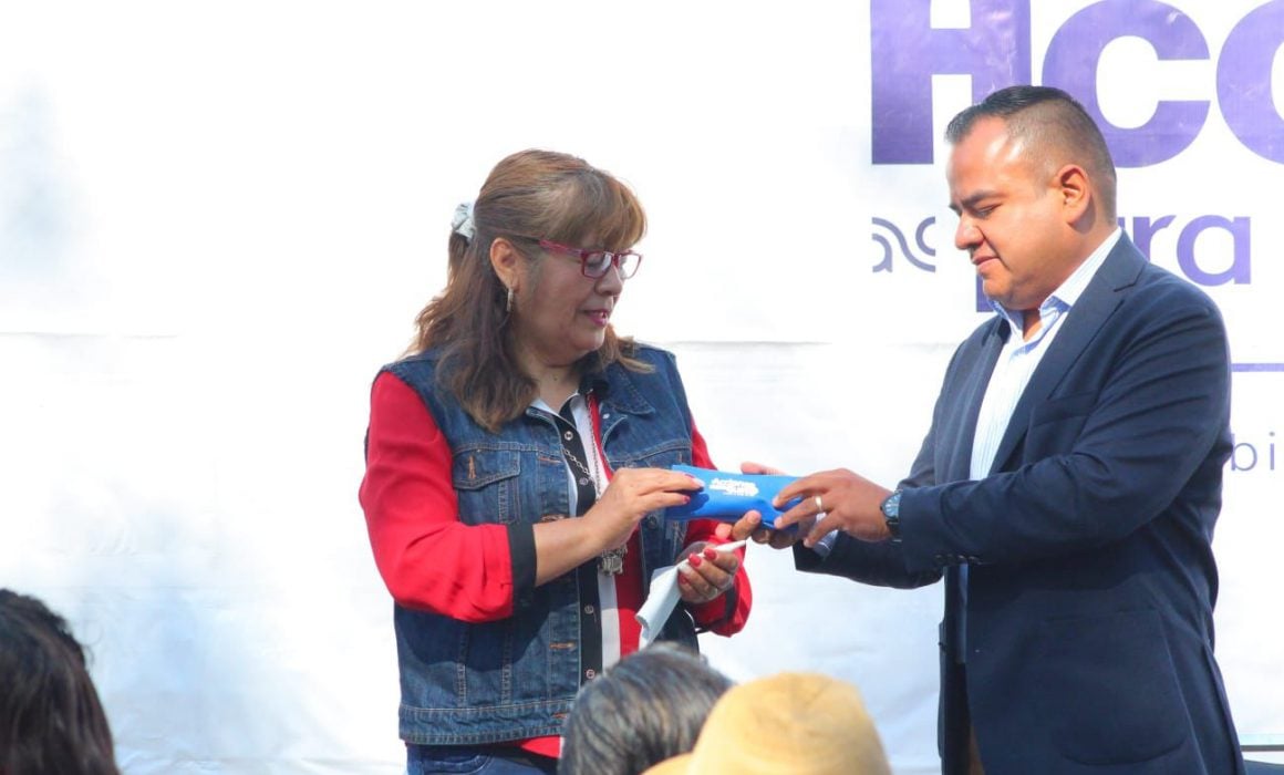 Entrega Ángelo Gutiérrez Hernández lentes modernos en Apetatitlán