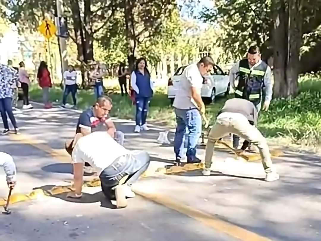 Pobladores toman autopista Tlaxcala - Texoloc, exigen seguridad vial