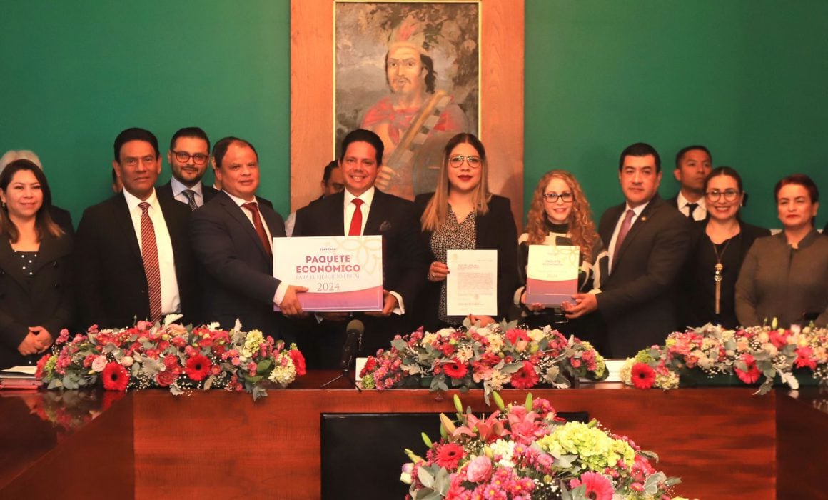 Entrega gobierno de Tlaxcala paquete económico 2024 al congreso local