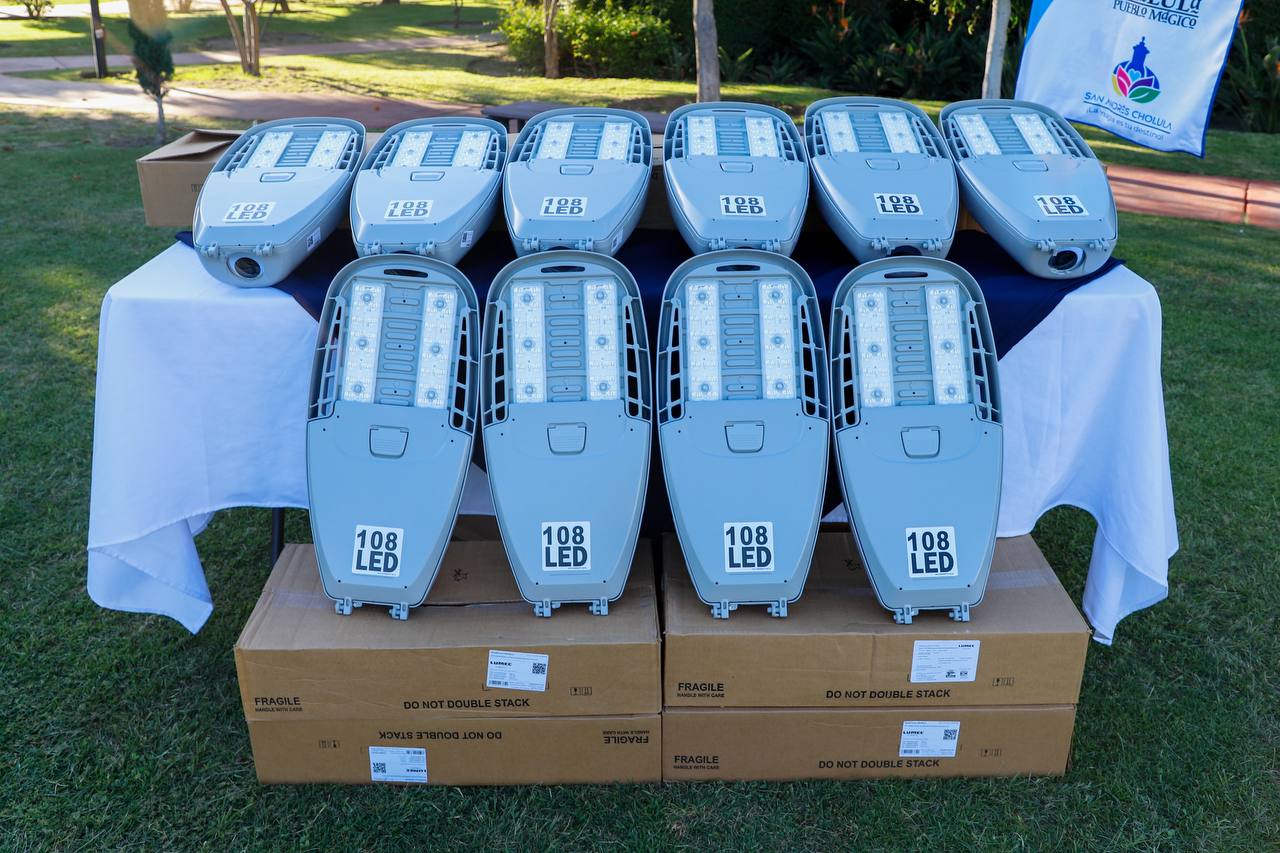 Entrega ayuntamiento de San Andrés Cholula 100 luminarias en Lomas de Angelópolis II