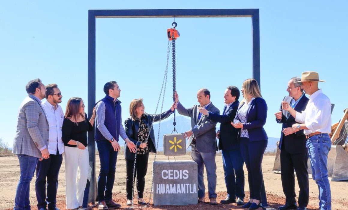Coloca Lorena Cuéllar primera piedra del cedis Walmart en Huamantla