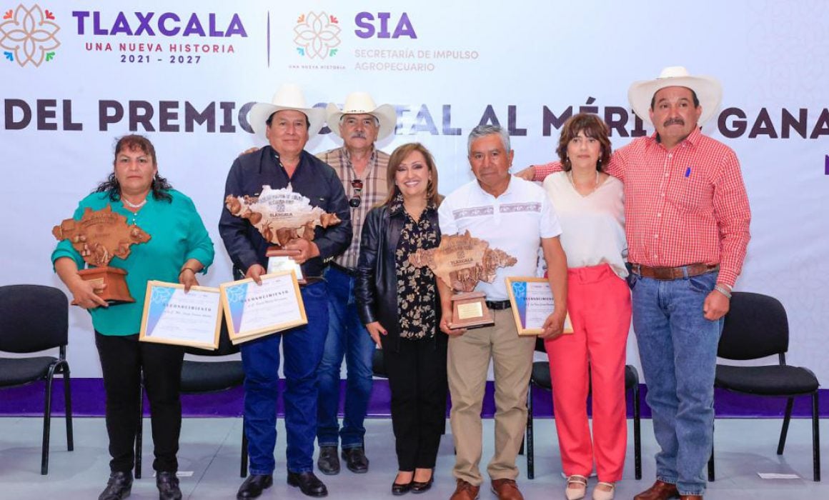 Otorga Lorena Cuéllar Premio estatal al mérito ganadero 2023
