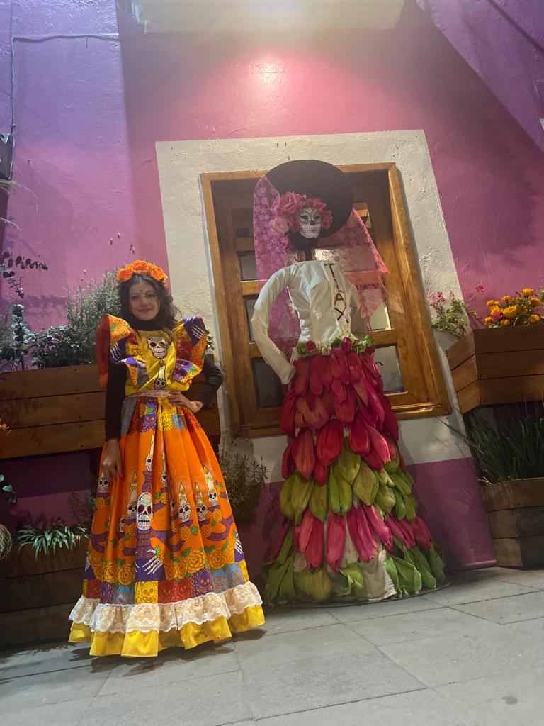Engalanan catrinas y catrines a la capital tlaxcalteca