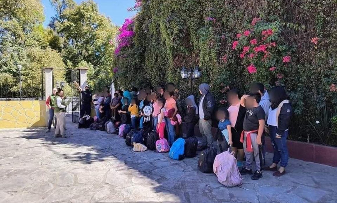 Rescatan a 100 migrantes centroamericanos hacinados en autobús en Ixtacuixtla