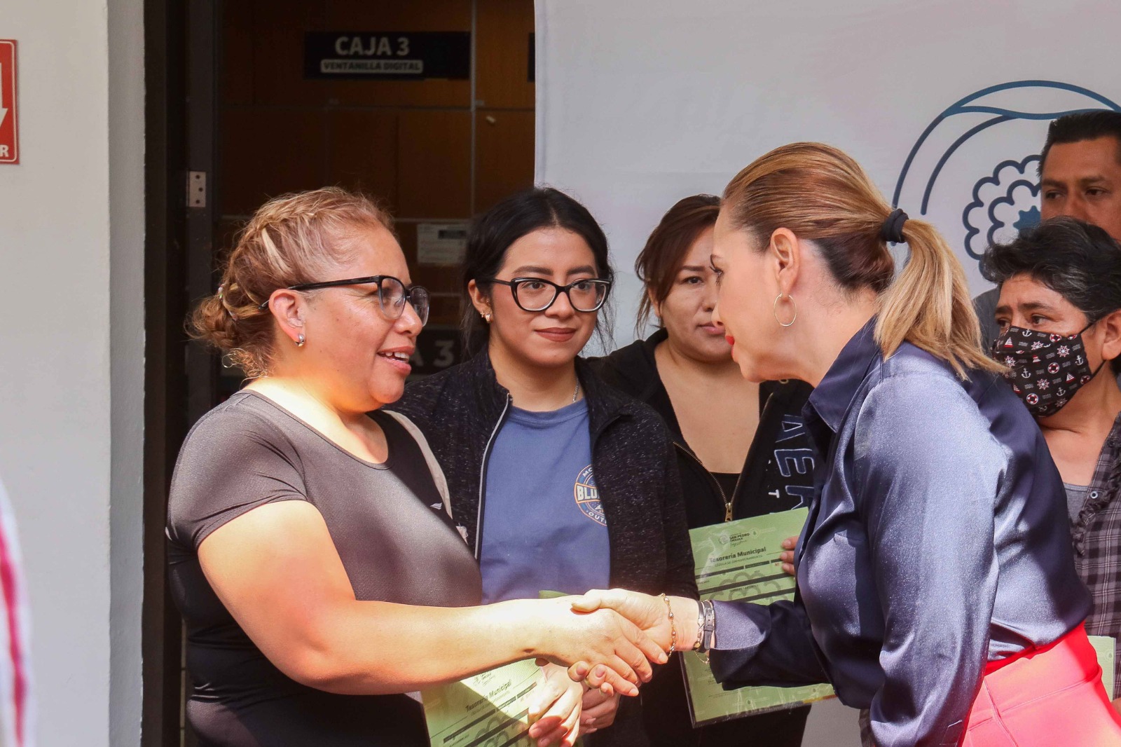 Paola Angon continúa brindando facilidades a los comercios y atención a las familias