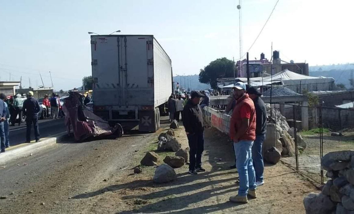 Muere mujer tras choque entre tráiler y camioneta en Calpulalpan