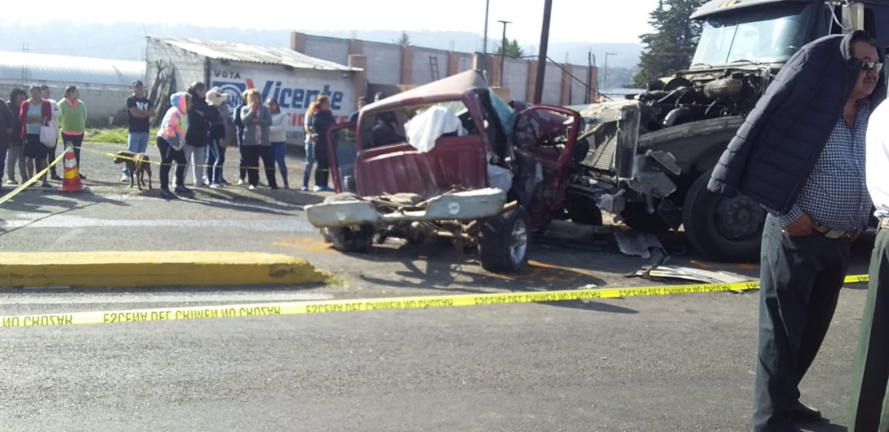 Muere mujer al quedar prensada tras choque entre tráiler y camioneta, en Calpulalpan
