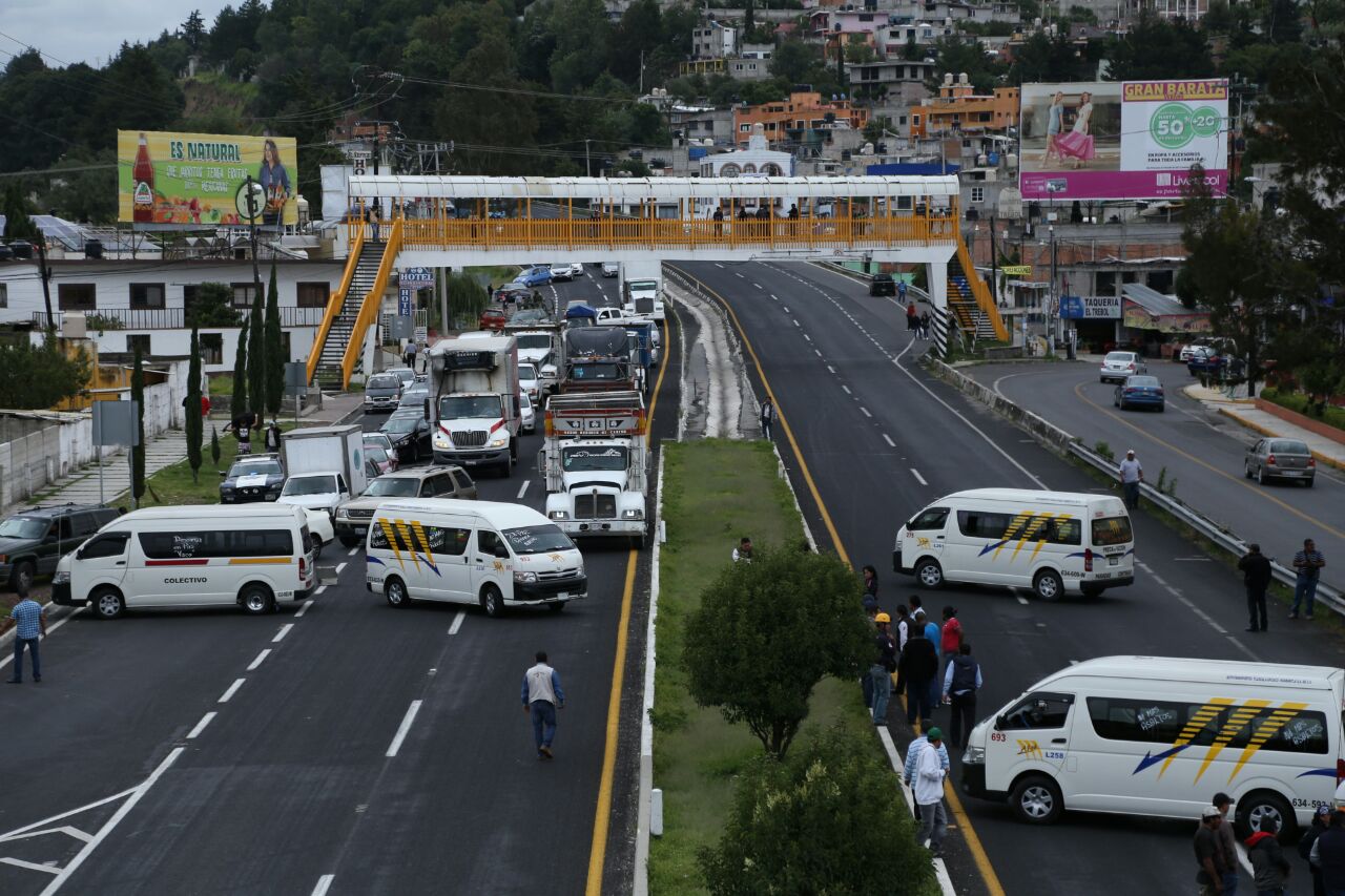 Protestan maestros del SNTE en El Trébol, piden restaurar ruta a Huamantla