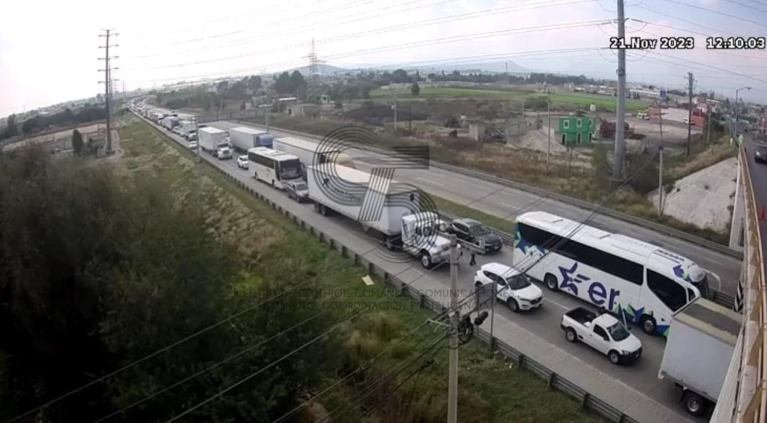 Bloquean campesinos autopista Arco Norte a la altura de Españita