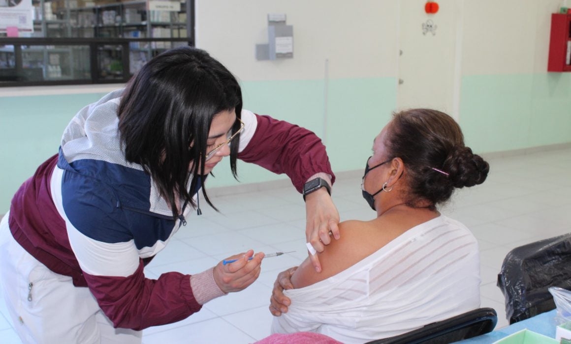 Recomienda sector salud vacunarse contra Covid-19 por temporada invernal