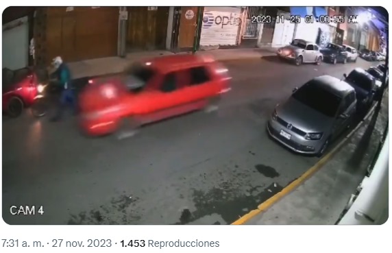 Con alevosía, conductor atropella a motociclista; video se viraliza