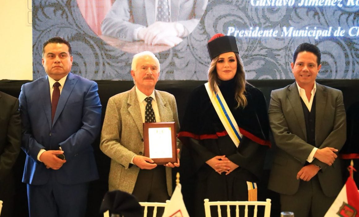 Recibe Gustavo Jiménez reconocimiento Venera de Facultad Unipol
