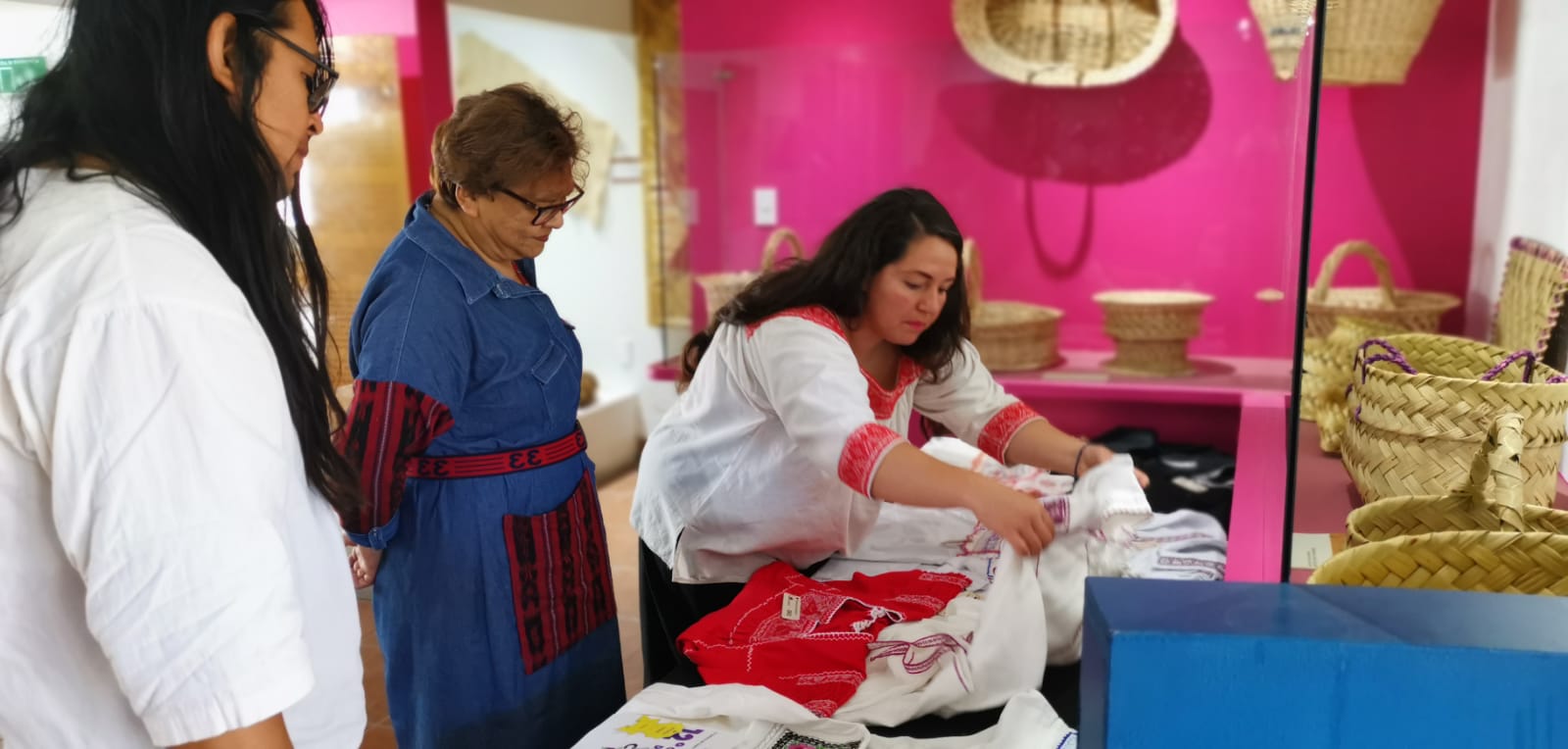 Triunfan mujeres artesanas en el 12 concurso estatal de textiles 2023