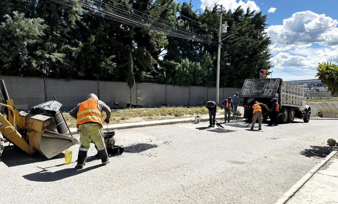 Ejecutan Huamantla limpieza y bacheo en camino al panteón de Santa Anita