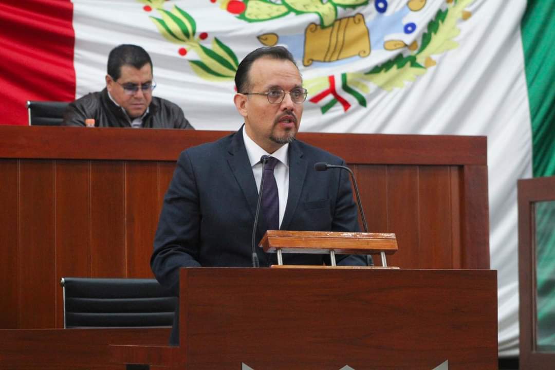"Ni Flash fue tan rápido para modificar la Constitución", dice Cambrón ante cambio en SEGOB