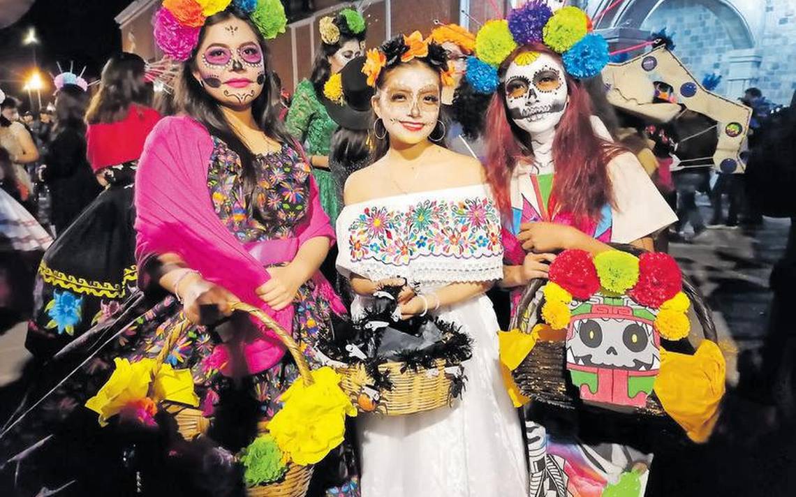 Engalanan Tlaxcala capital catrinas y motociclistas en Día de Muertos
