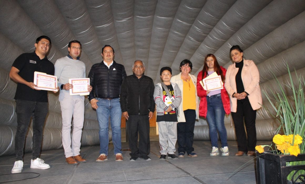 Premia Maribel Pérez Arenas a ganadores del concurso de fachadas
