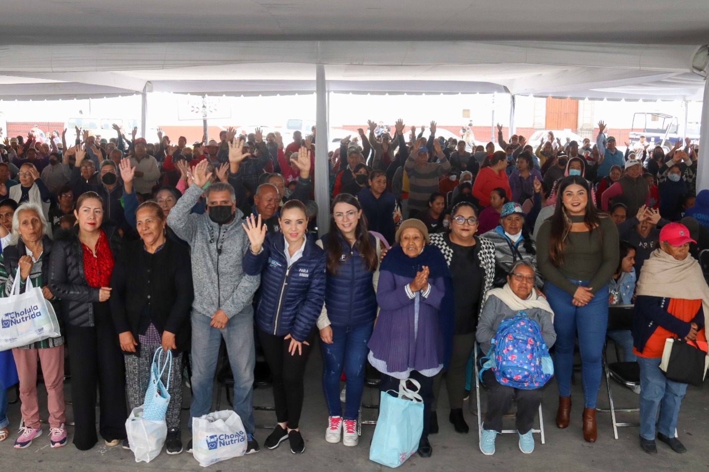 Entregan Paola Angon y María de la Barreda mil despensas de la tercera etapa de Cholula Nutrida