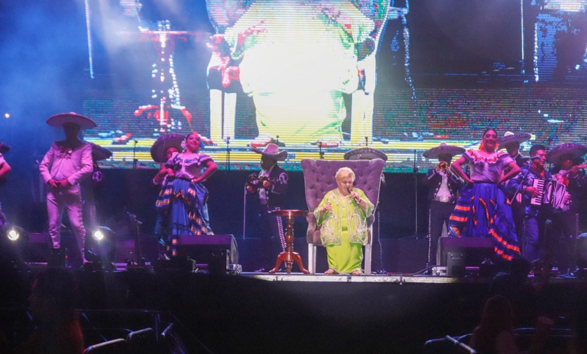 Ovacionan a Paquita la del Barrio en su presentación en el Teatro del pueblo