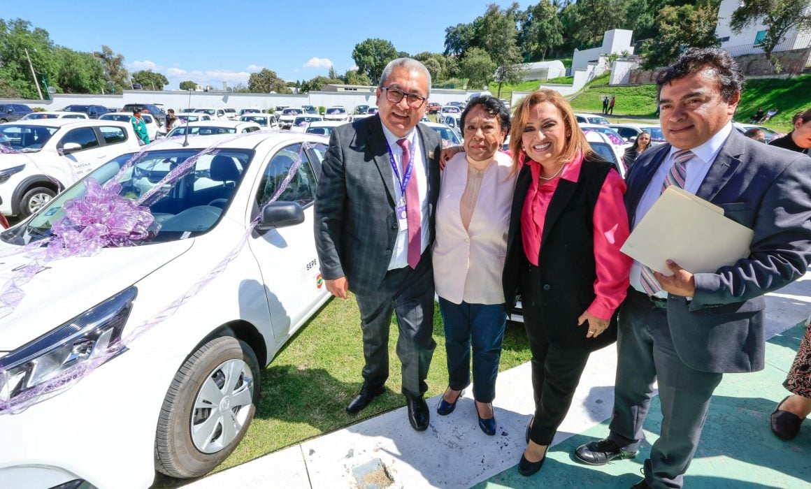 Entrega Lorena Cuellar 36 vehículos a trabajadores de la educación