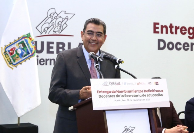 Gobierno de Puebla entrega más de mil bases a maestros sindicalizados