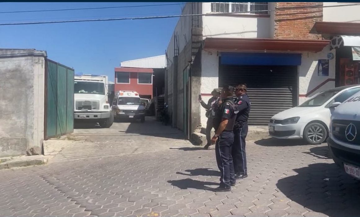 Mecánico es aplastado por automóvil mientras lo reparaba en San Gabriel Cuauhtla