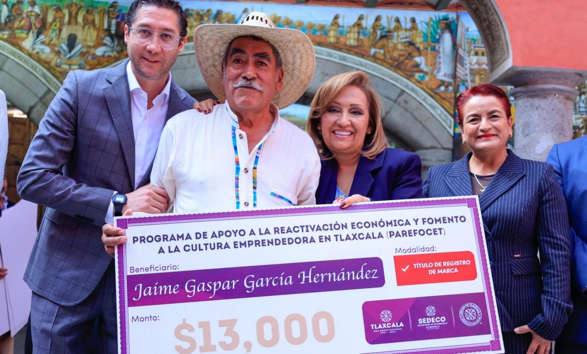 Entrega Lorena Cuéllar apoyos para el impulso de proyectos locales