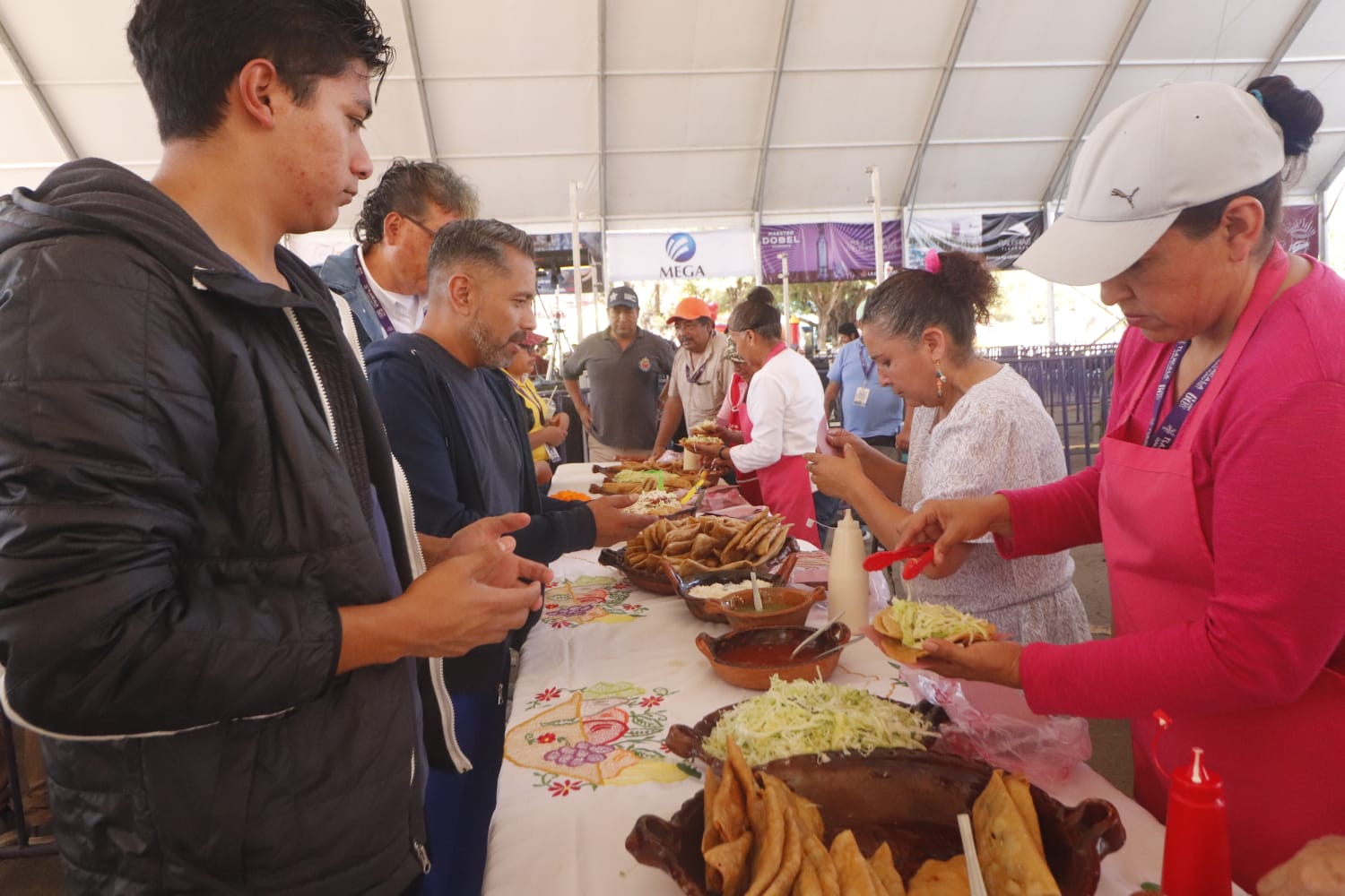 Asisten familias al primer día del Festival del taco de canasta y del molote