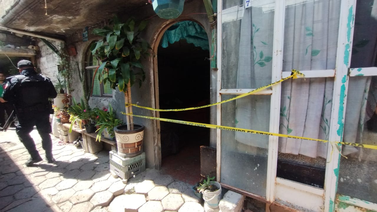 Estudiante es hallado sin vida dentro de su habitación, en Texcacoac