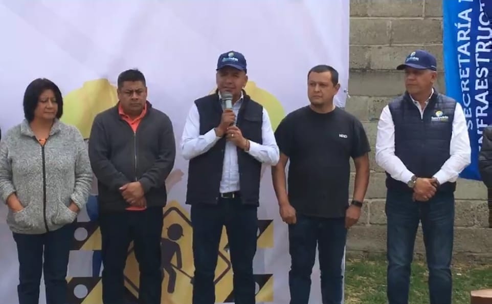 Edmundo Tlatehui inicia obra de adoquinamiento prometida a pobladores de San Francisco Acatepec