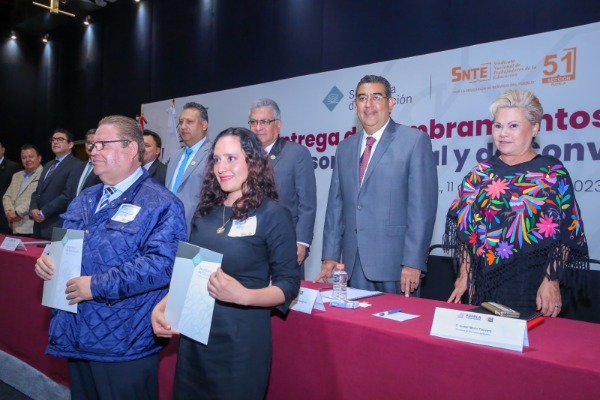 Gobierno entrega 764 plazas a docentes de Puebla