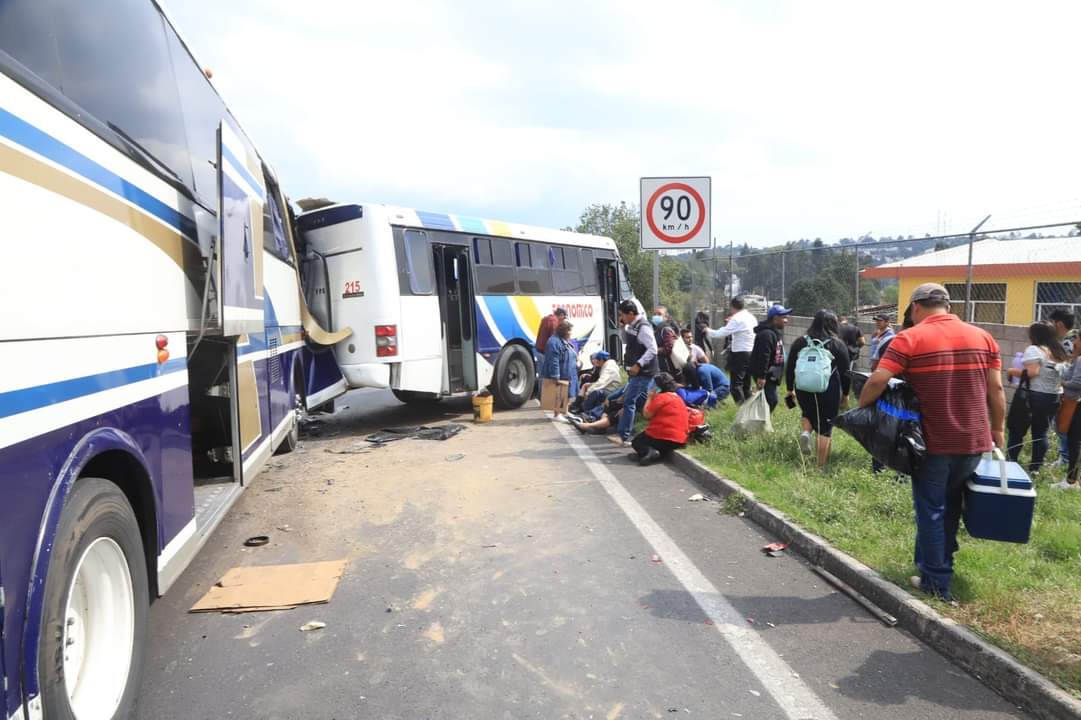 Aparatosa carambola deja múltiples lesionados en la Tlaxcala-Apizaco