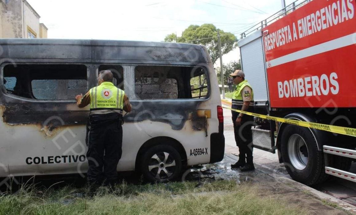 Se incendia combi del transporte público en Panotla