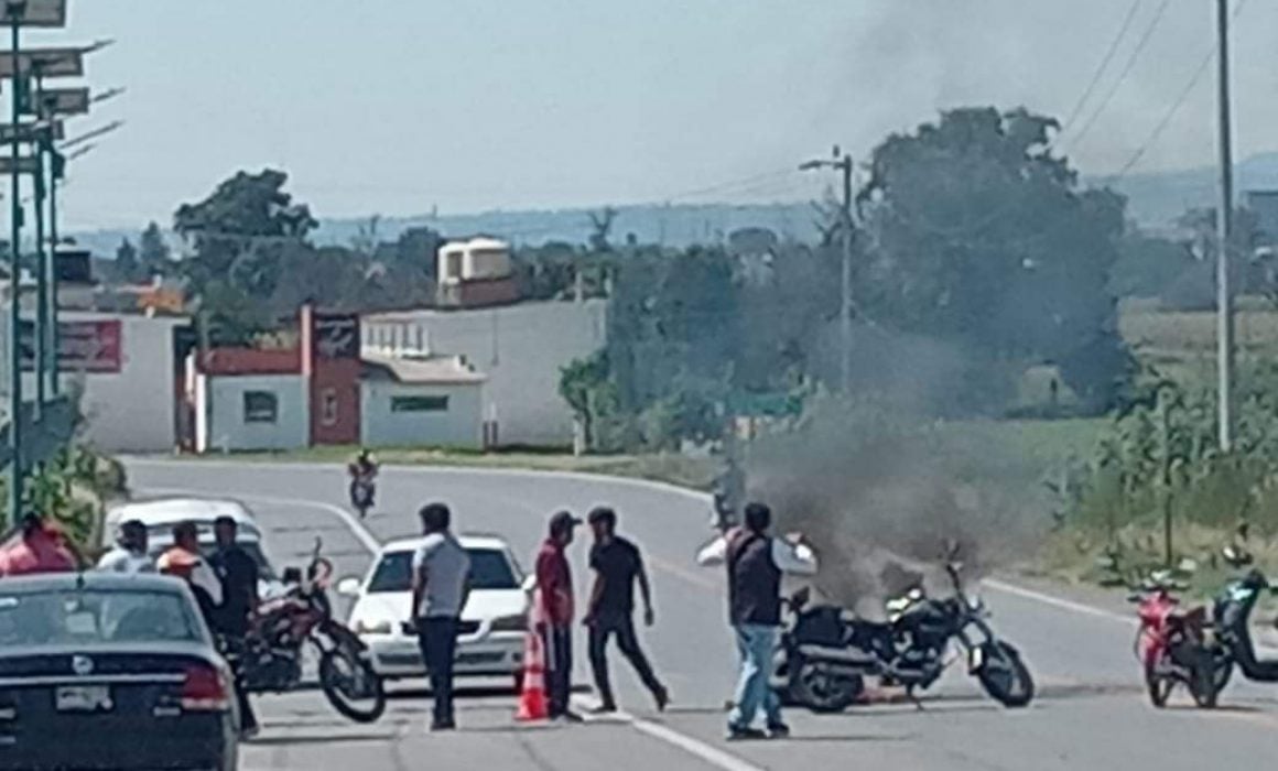 Bloquean pobladores de Tepetitla carreteras a Villa Alta y San Martín Texmelucan