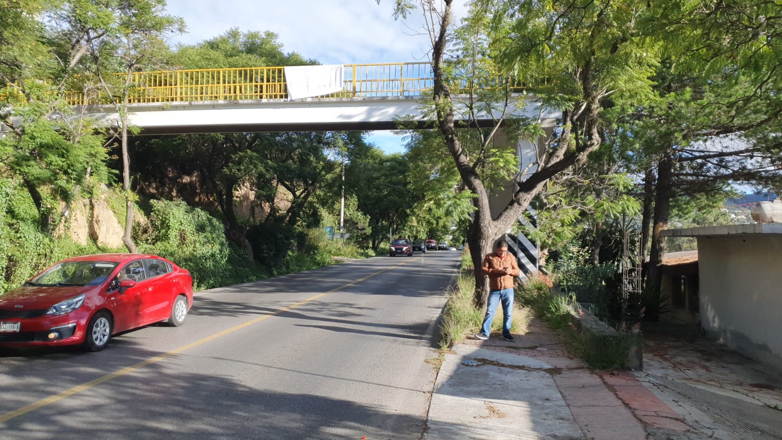Localizan presunta narcomanta en puente peatonal de la capital del estado