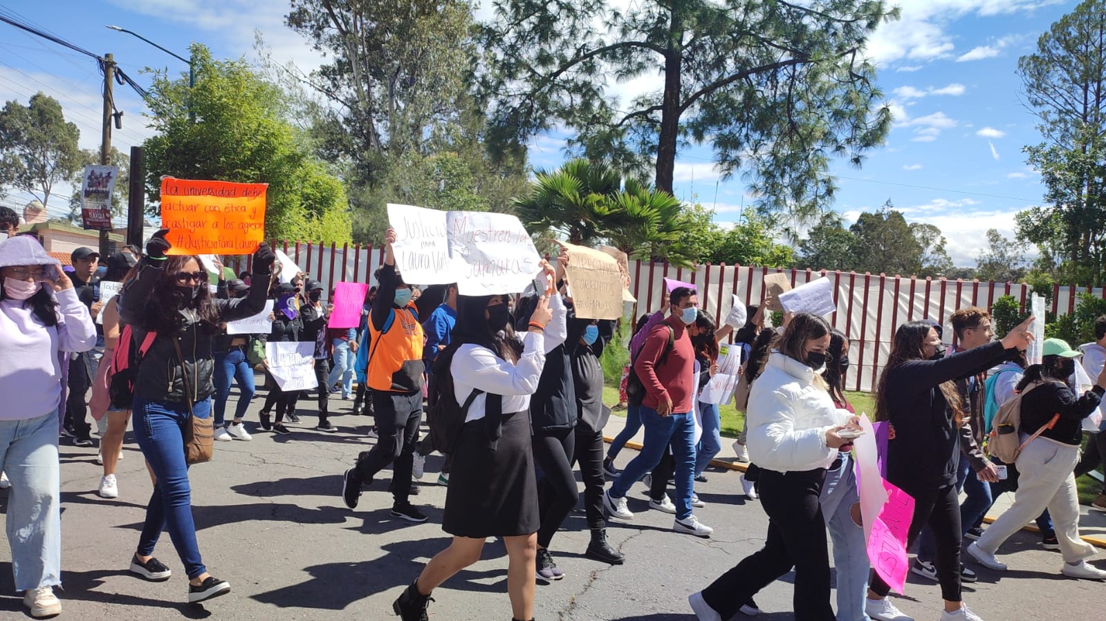 Filosofía y Letras de la UATx se va a paro: exigen justicia para docente agredida